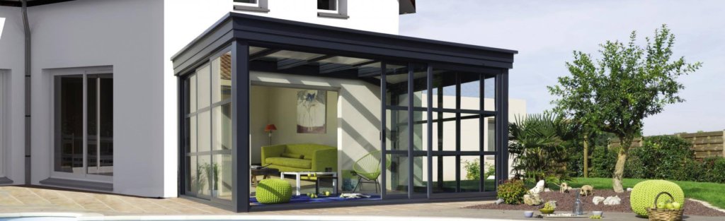 Véranda adossée à une maison avec vue sur le jardin