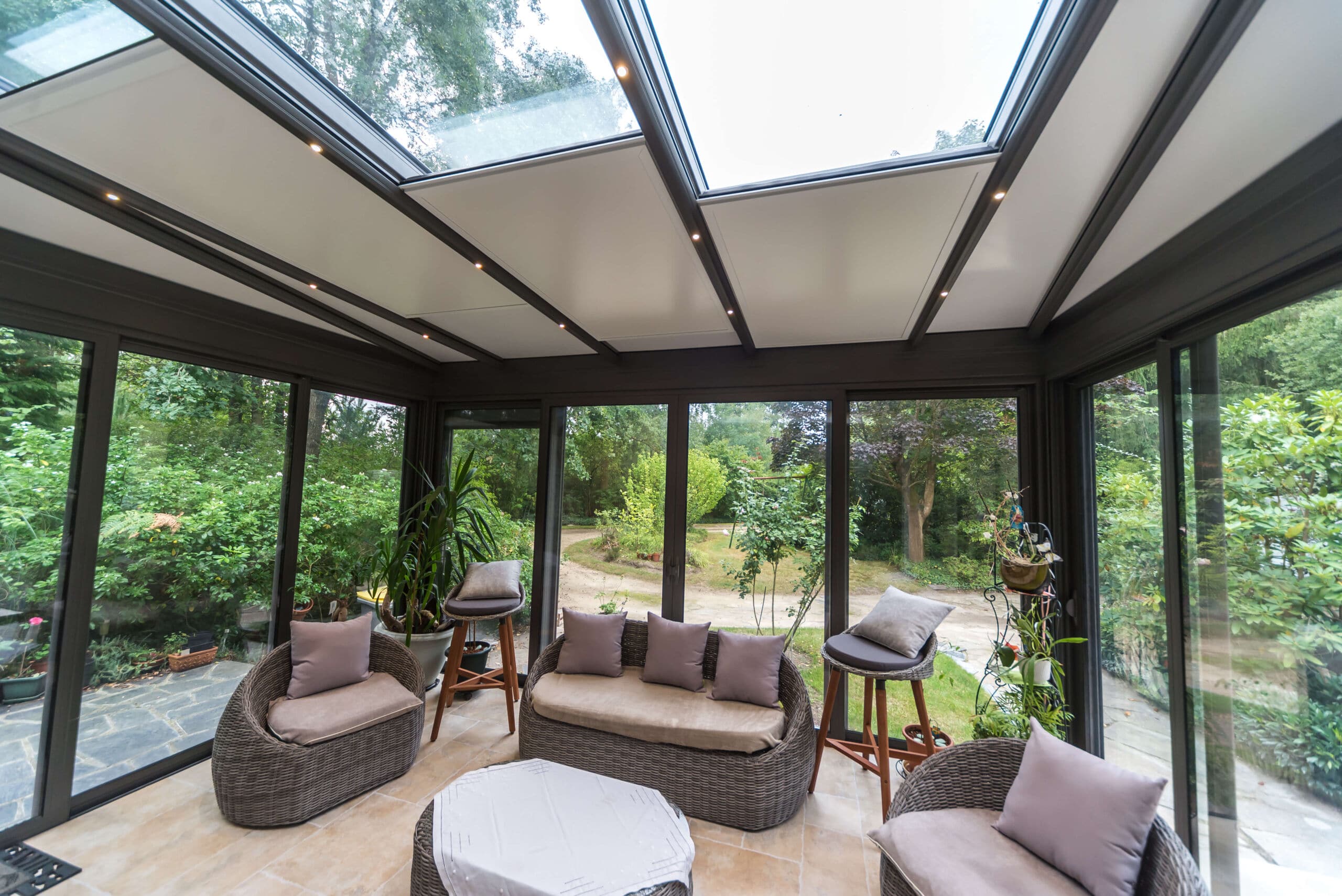 Nouvelles technologies pour contrôler votre véranda (domotique, stores connectés, etc.)