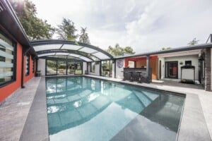 Quel espace prévoir autour de la piscine pour un abri de piscine haut de gamme ?