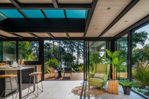 Extension vitrée : un espace de transition dans les maisons à grand passage