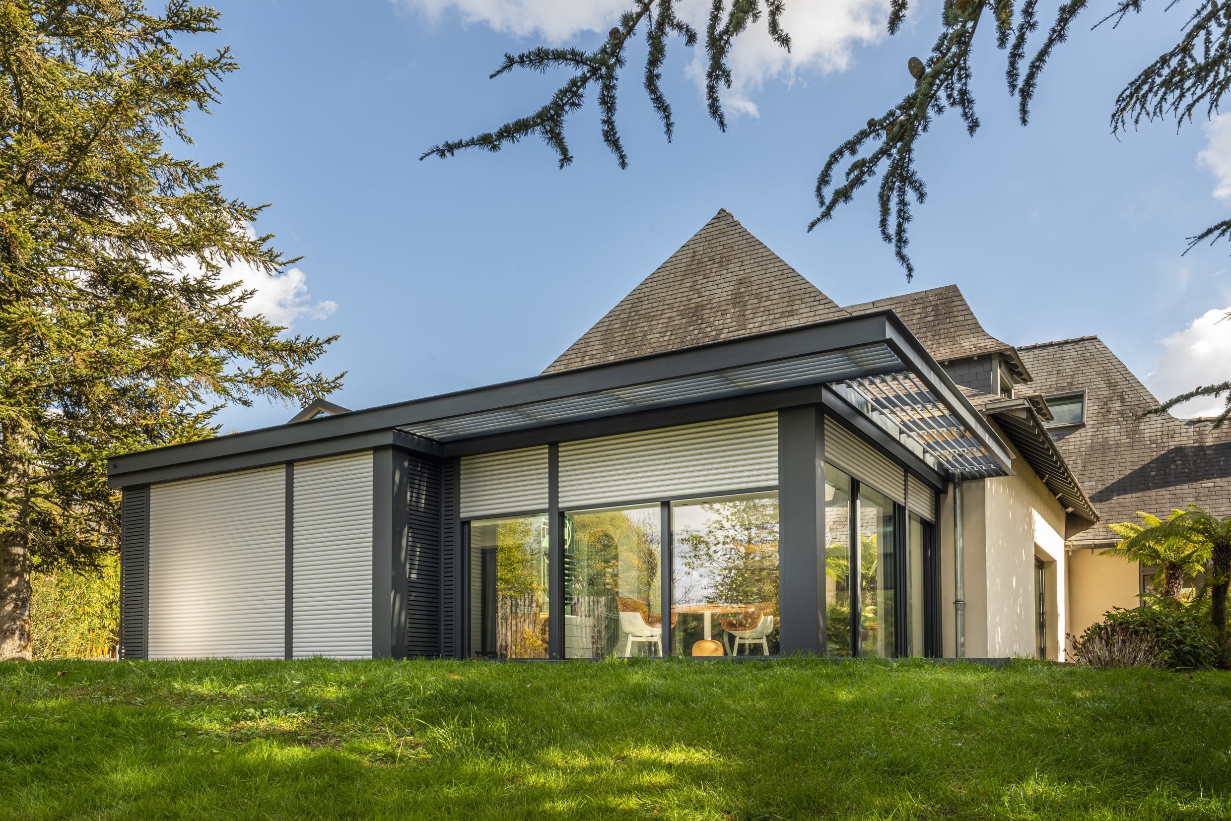 Extension lumineuse vu sur le jardin avec protection solaire