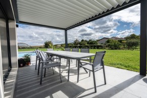 Pergola bioclimatique en aluminium avec salon de jardin