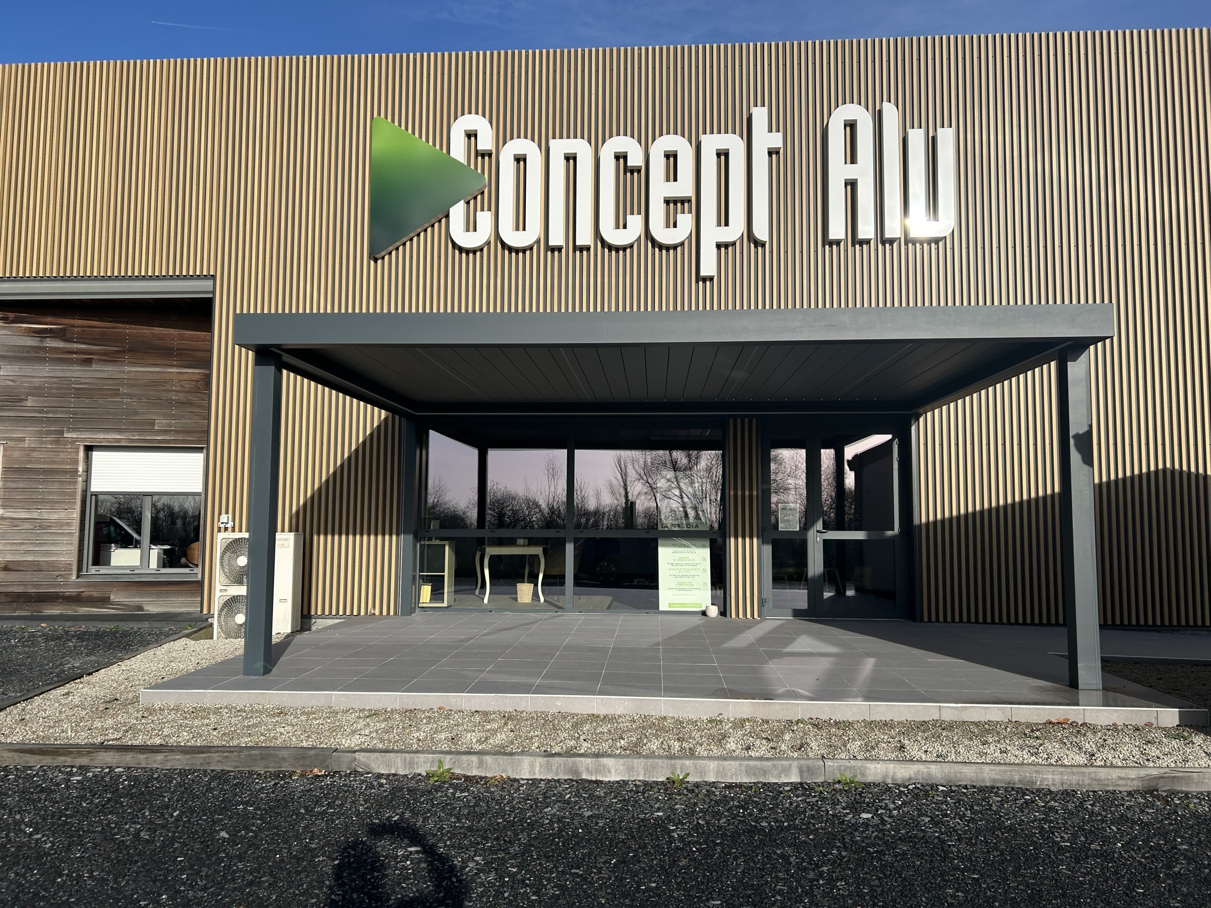 Devanture du showroom Concept Alu à Coutances