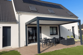 Pergola bioclimatique en aluminium avec lames orientables sur terrasse extérieure