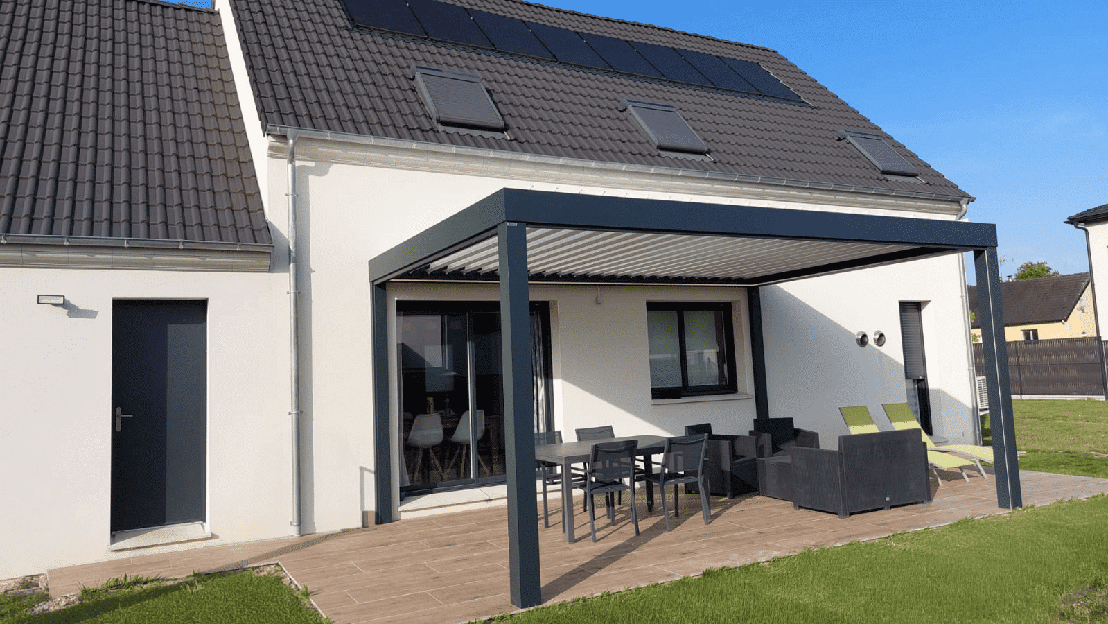 Pergola bioclimatique en aluminium avec lames orientables sur terrasse extérieure