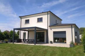 Pergola bioclimatique en aluminium adossée à une maison moderne