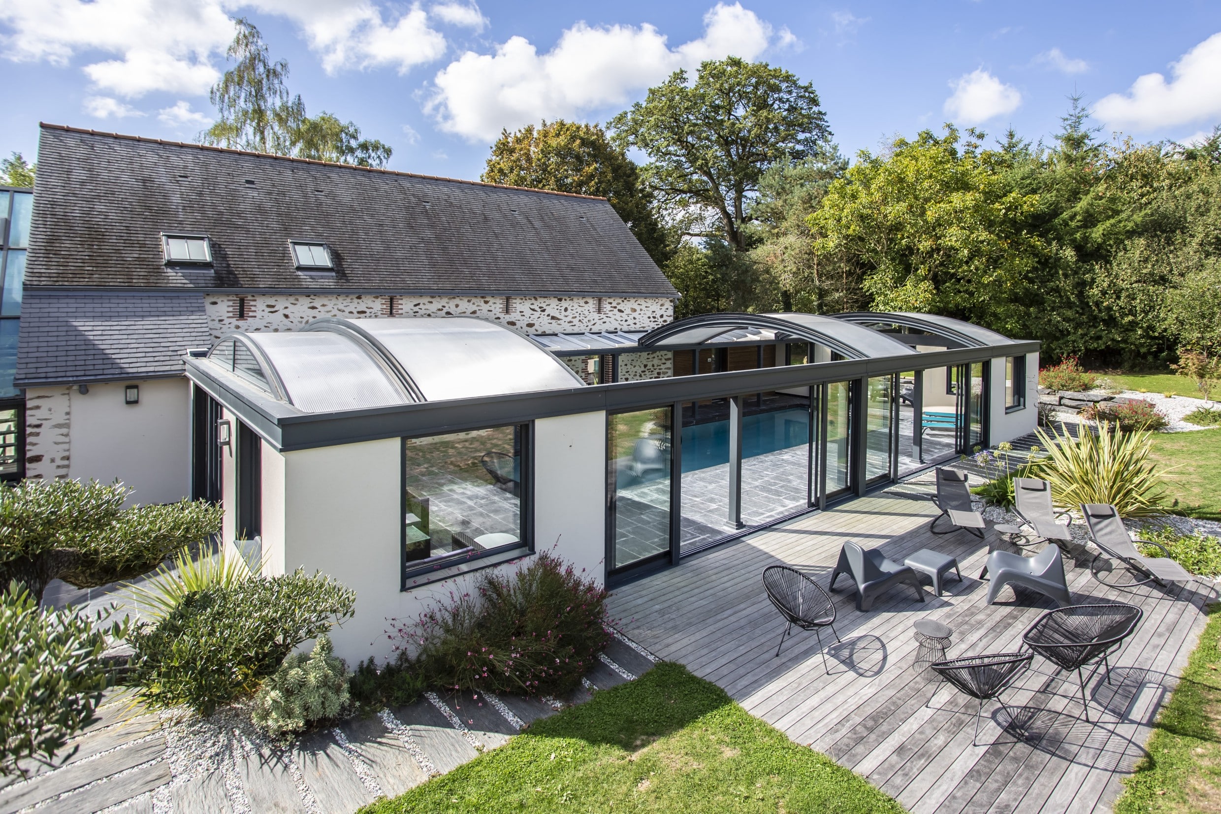 Abri de piscine haut en harmonie avec la maison existante