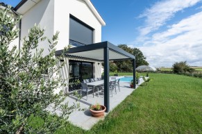 Pergola bioclimatique en aluminium adossée à la maison