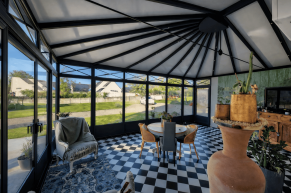 Véranda rustique lumineuse avec ouverture sur l