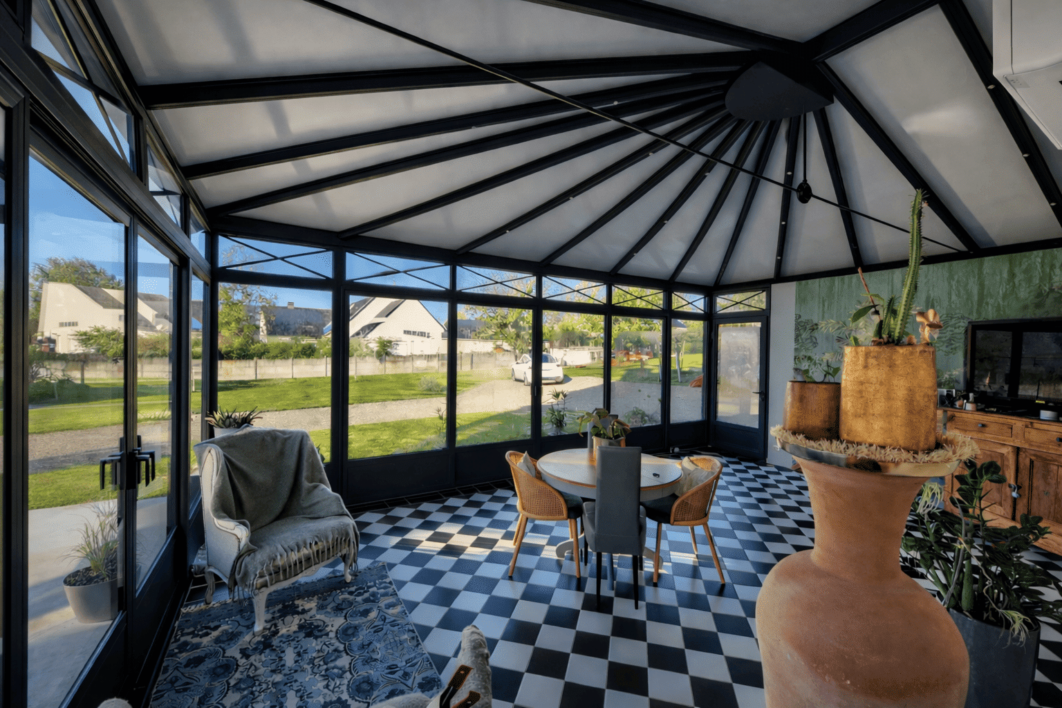 Véranda rustique lumineuse avec ouverture sur l'extérieur et le jardin