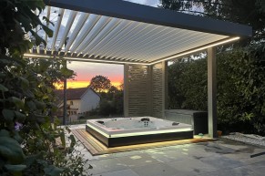 Aménagez un spa avec jacuzzi sous un pool house pour se détendre et profiter de son extérieur