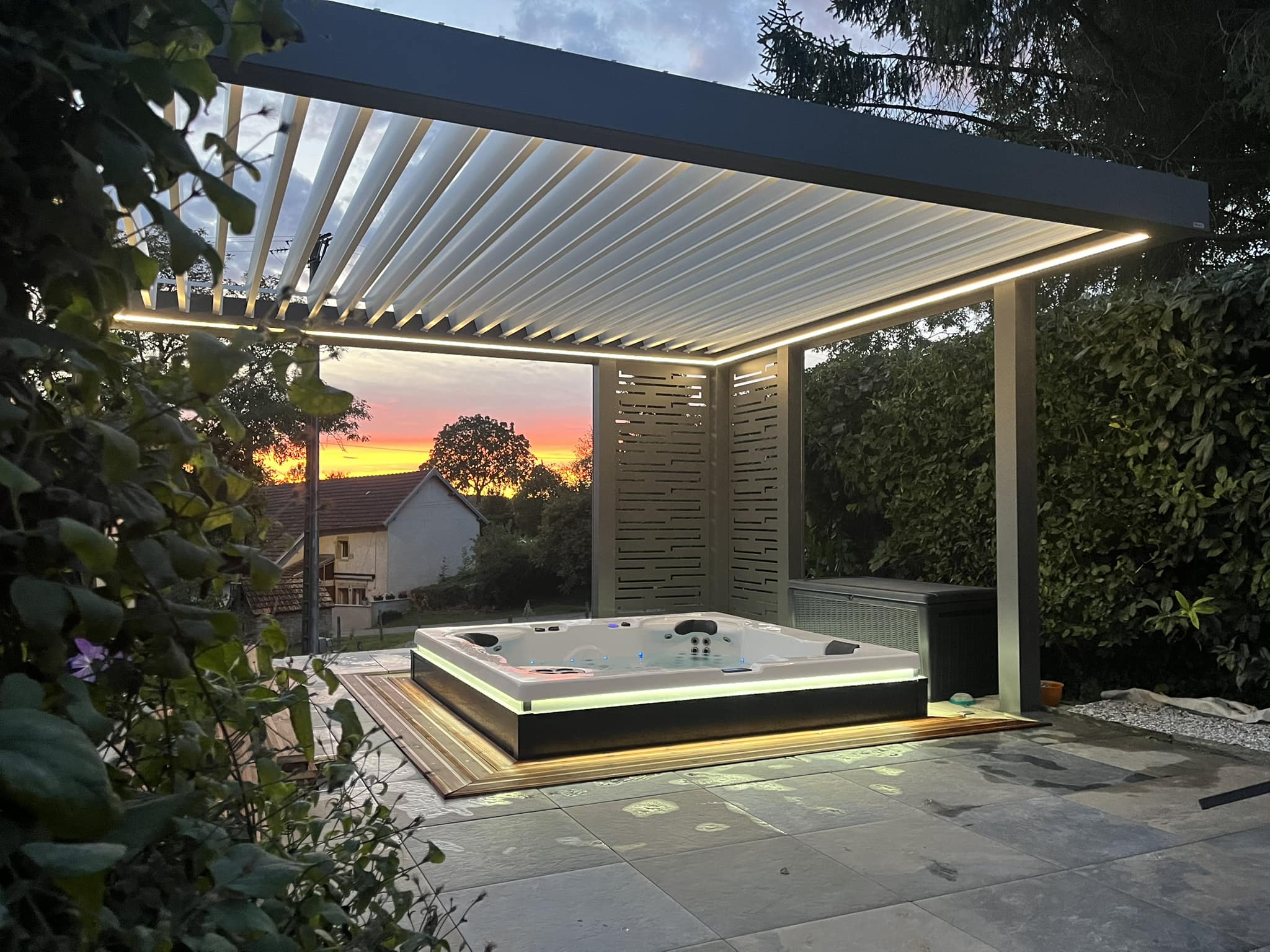 Aménagez un spa avec jacuzzi sous un pool house pour se détendre et profiter de son extérieur