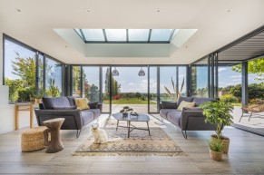 Extension lumineuse avec vue sur le jardin et baies vitrées