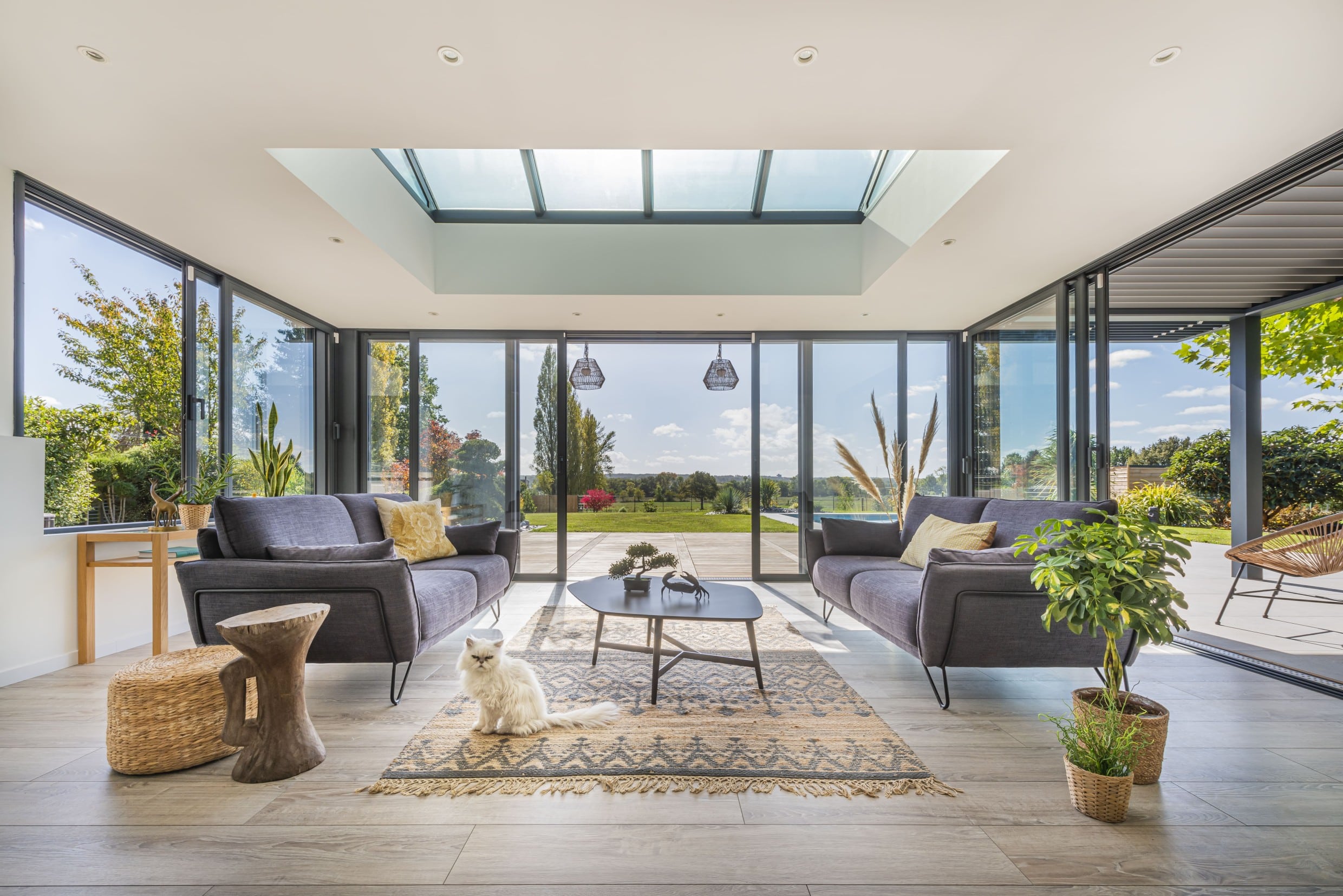 Extension lumineuse avec vue sur le jardin et baies vitrées