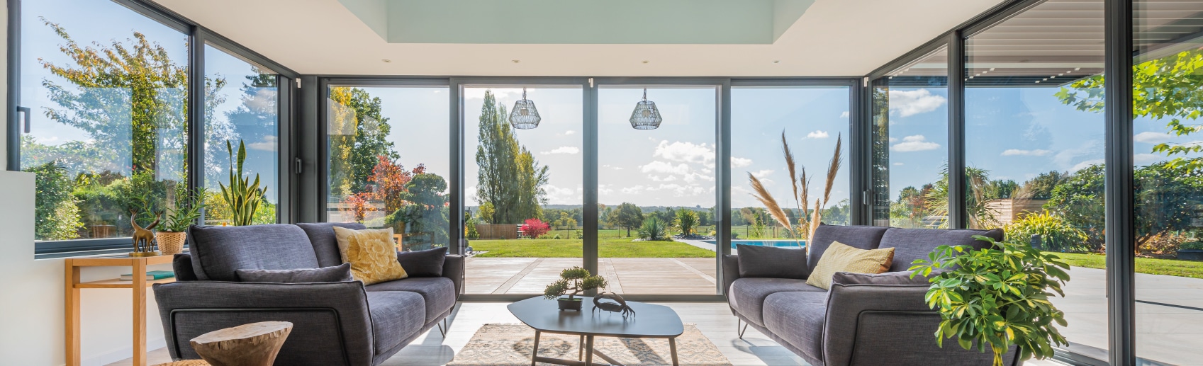 Extension en aluminium ouverte sur le jardin