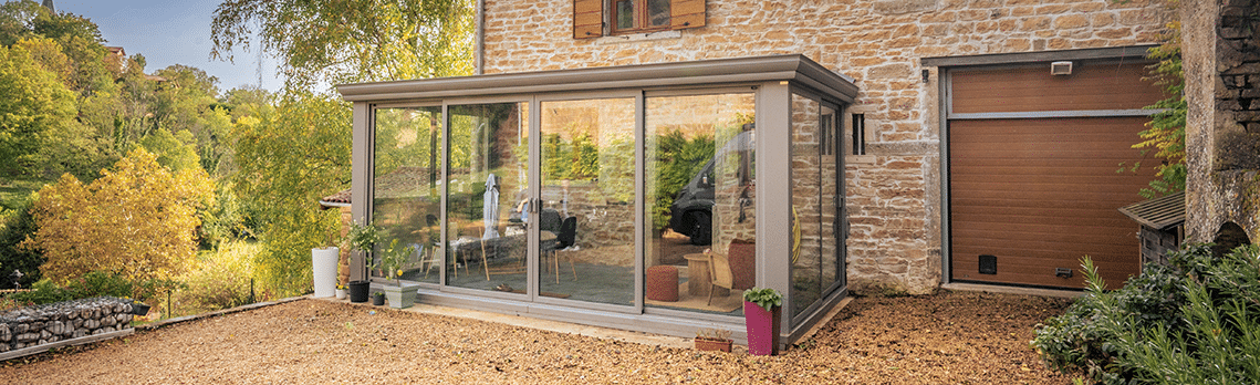 Ajout d'une pièce de vie supplémentaire avec un véranda moderne intégrée sur une maison ancienne