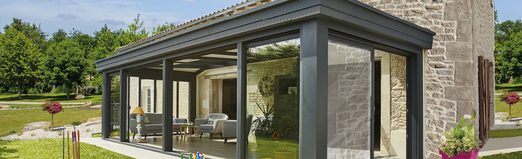 Véranda moderne et contemporaine lumineuse ouverte sur l'extérieur