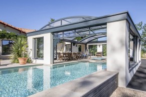 Abri de piscine haut en aluminium avec un espace convivial pour accueillir familles et amis