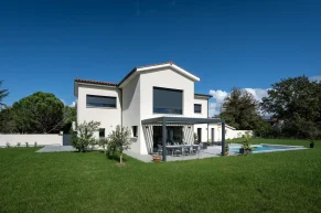 Pergola en aluminium prolongement de la maison existante