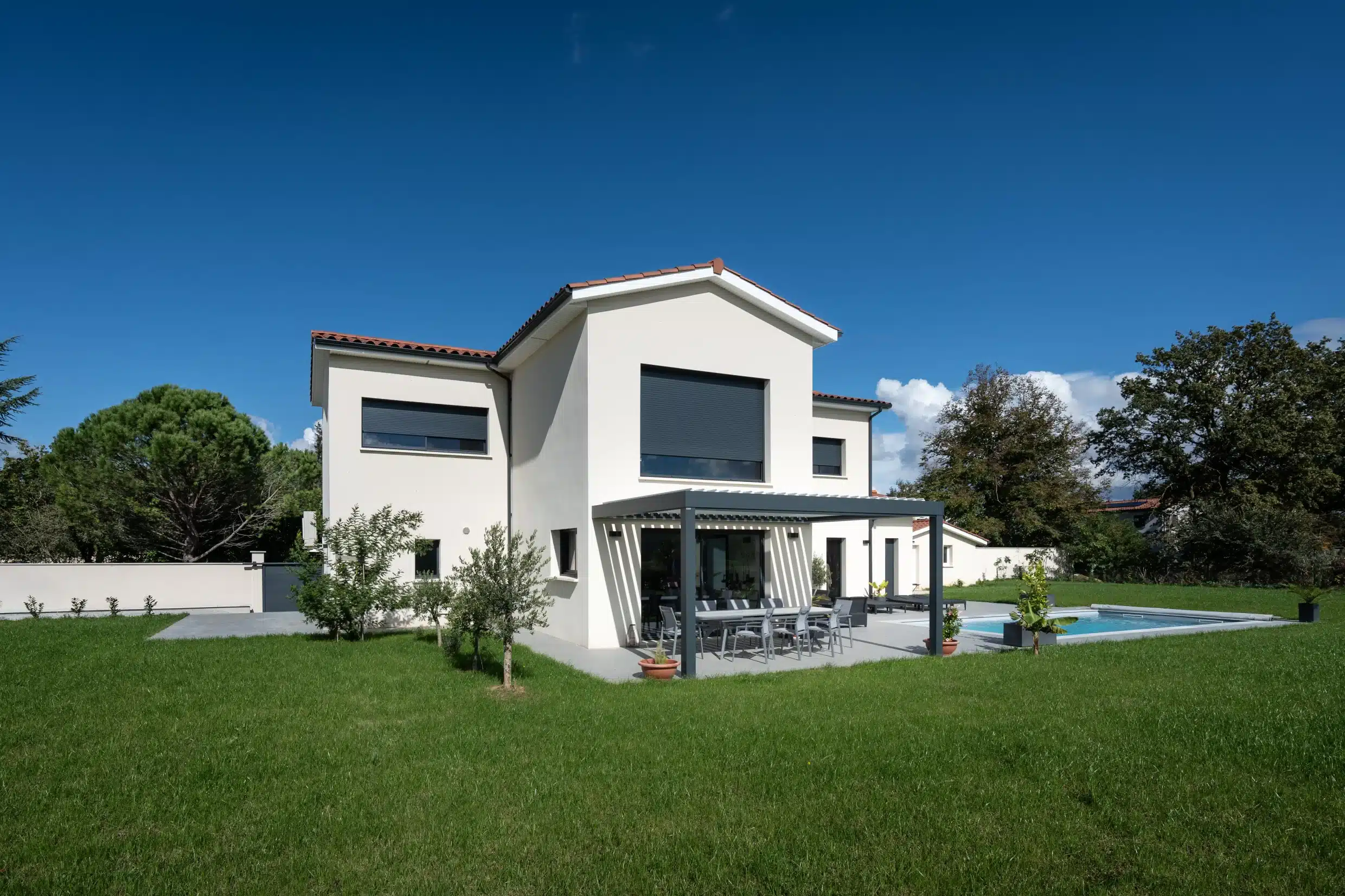 Pergola en aluminium prolongement de la maison existante