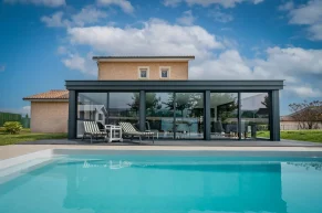 Extension en aluminium ouverte sur l
