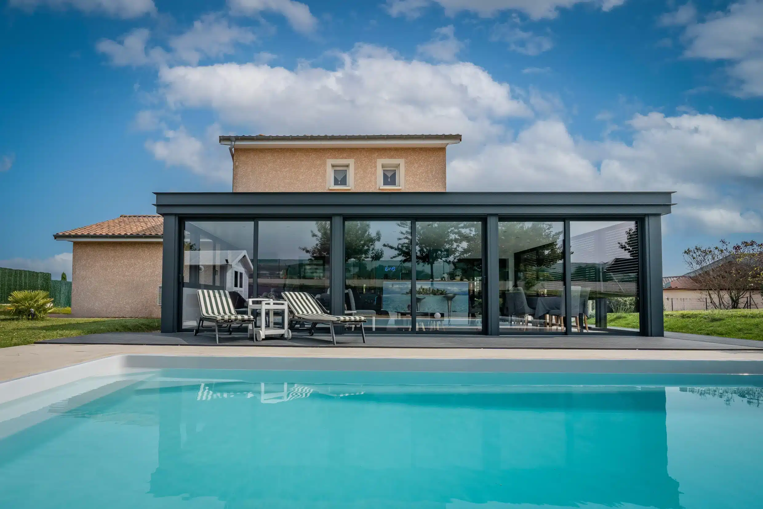 Extension en aluminium ouverte sur l'extérieur