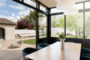 En aménageant une extension de maison, vous créez un lieu plus ouvert, plus lumineux et plus accueillant au quotidien. Véritable pièce de vie supplémentaire, cette extension devient un cadre chaleureux pour recevoir familles et amis, tout en renforçant le confort de votre maison.