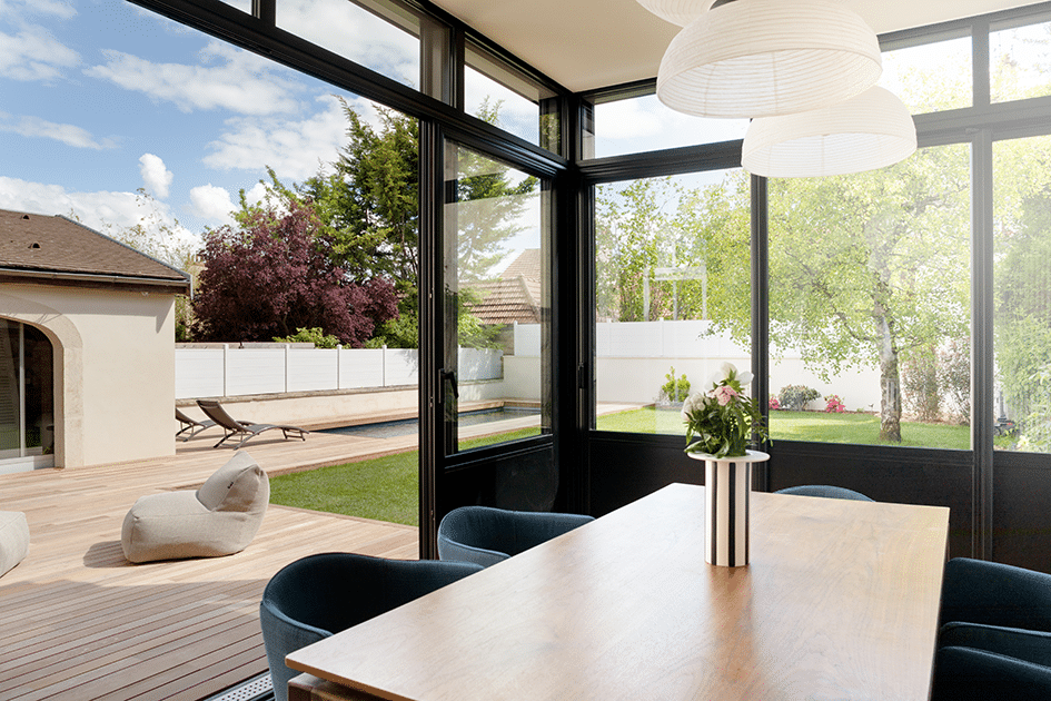 En aménageant une extension de maison, vous créez un lieu plus ouvert, plus lumineux et plus accueillant au quotidien. Véritable pièce de vie supplémentaire, cette extension devient un cadre chaleureux pour recevoir familles et amis, tout en renforçant le confort de votre maison.