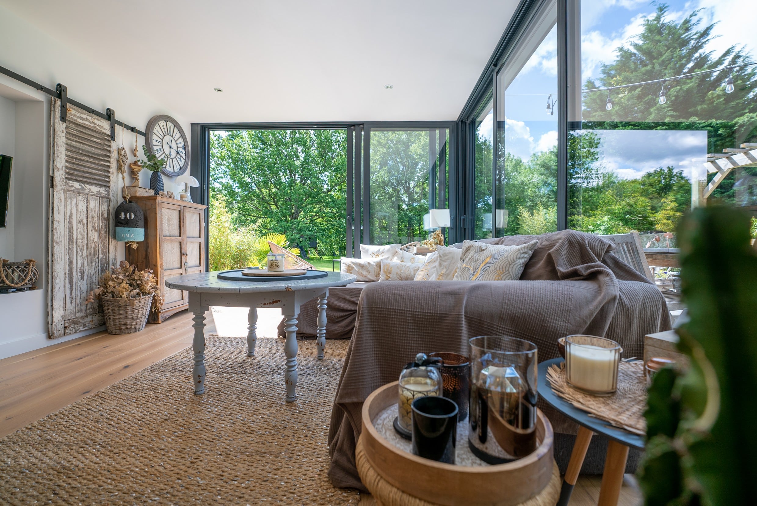 Agrandir sa maison, c’est aussi transformer sa façon de vivre les espaces. Avec une extension vitrée, vous profitez d’une nouvelle pièce ouverte sur le jardin, baignée de lumière et agréable à vivre en toute saison.