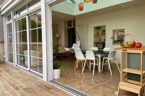 Extension moderne avec espace cuisine, salle à manger et détente