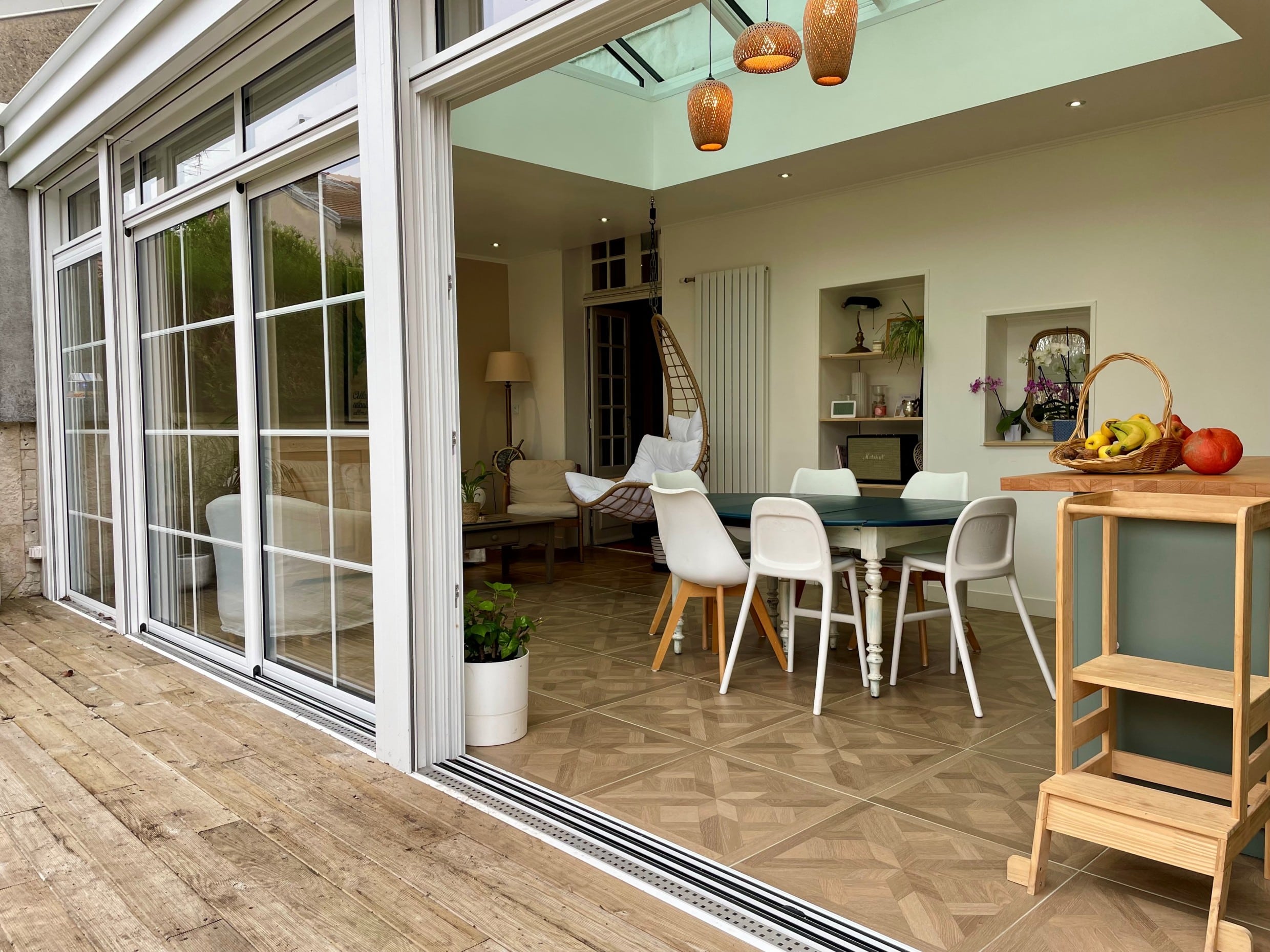 Extension moderne avec espace cuisine, salle à manger et détente