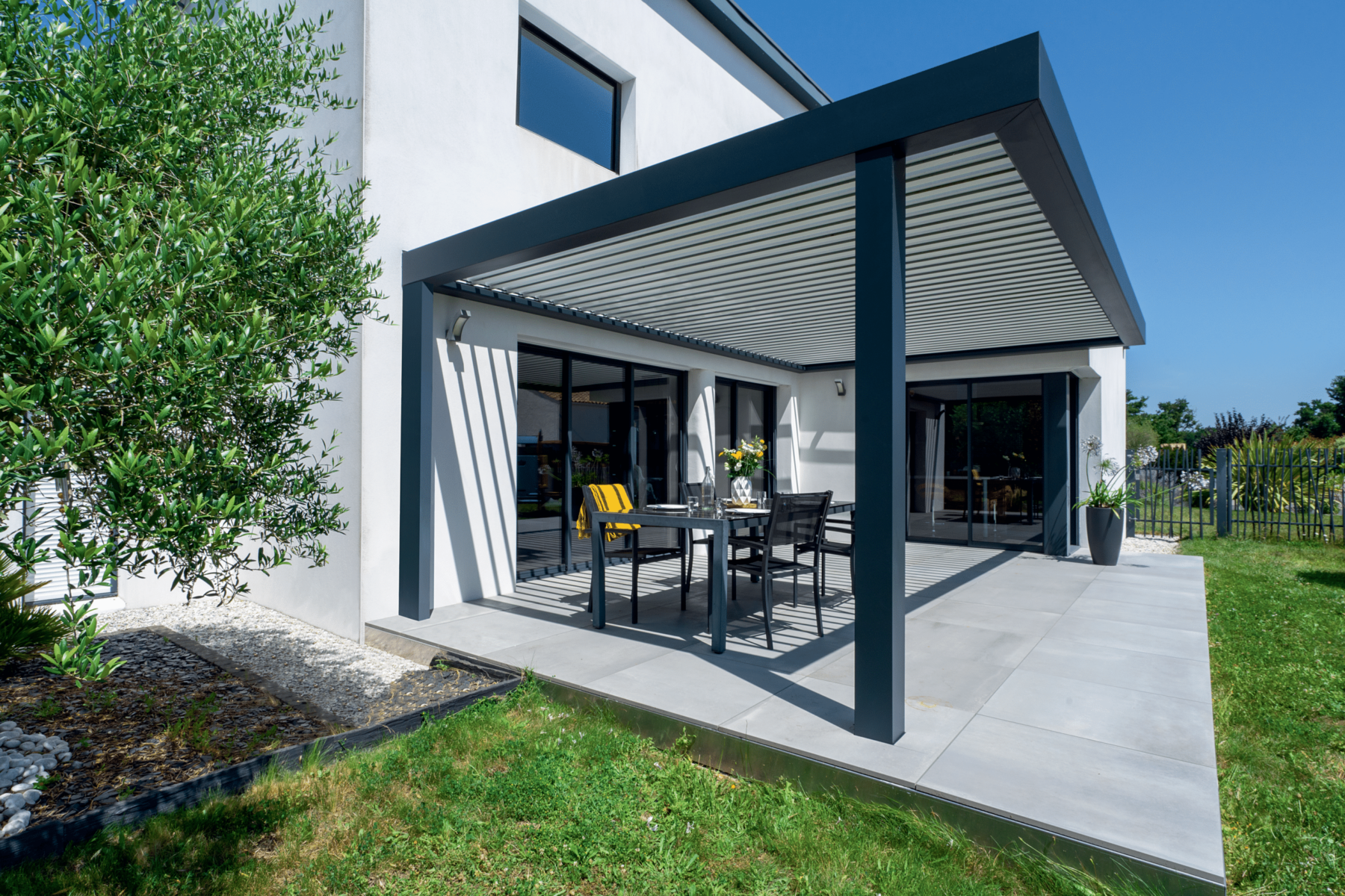 Pergola salon de jardin en aluminium - Rénoval Véranda